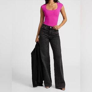 Express Body Contour High Compression Scoop Neck Bodysuit